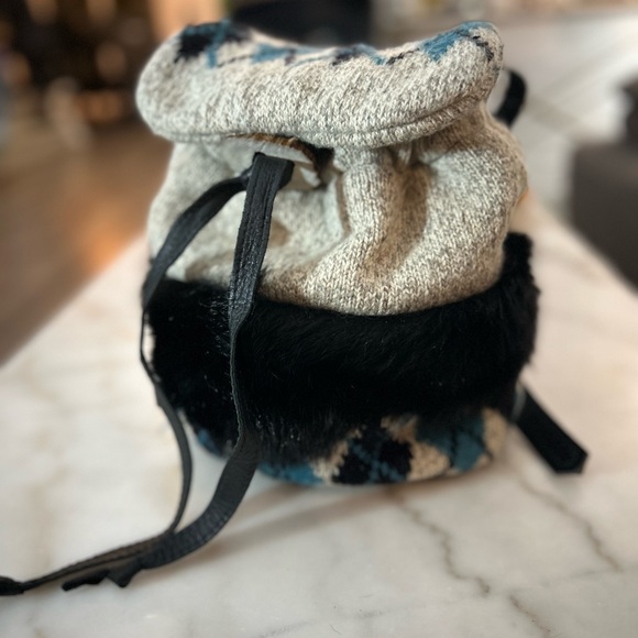 Harricana fur and wool back pack purse. Made in Canada - Picture 5 of 11